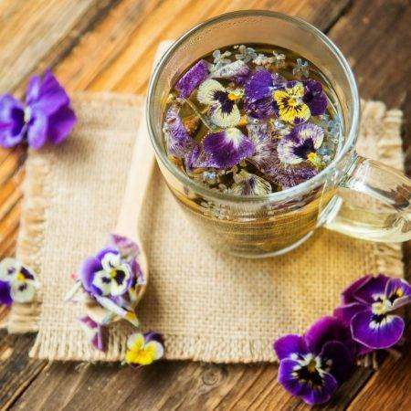 Herbaty z dodatkami jadalnych kwiatów