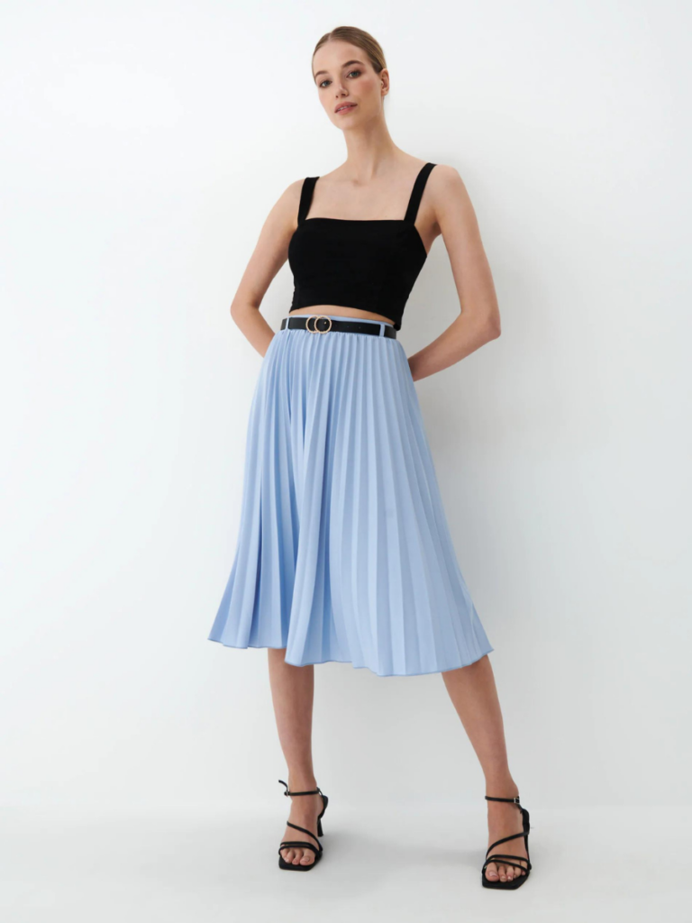 niebieska plisowana spódnica + czarny top - propozycja stylizacji od MOHITO