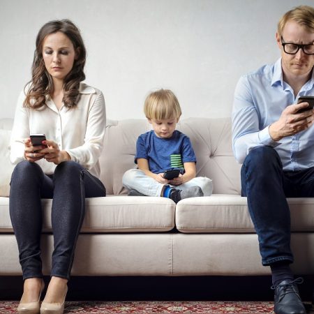 Cyfroholizm – oderwij dziecko od ekranu, zanim będzie za późno