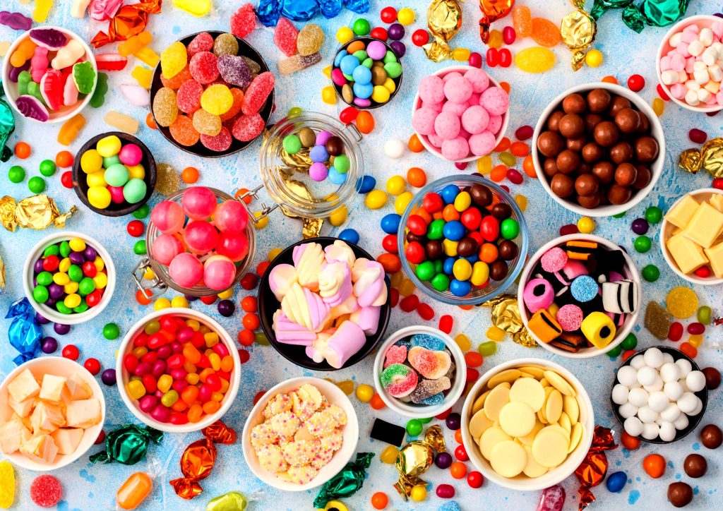 Różne, kolorowe słodycze, które negatywnie wpływają na cholesterol