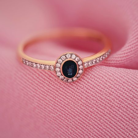 Szafir w pierścionku zaręczynowym – co oznacza?