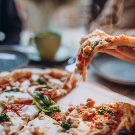 Pizza – za co ją kochamy i dlaczego warto czasem sobie na nią pozwolić?