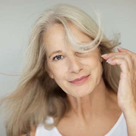 Jak menopauza wpływa na włosy?