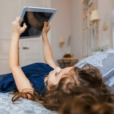 „Brzdąc w sieci”, czyli tablet zamiast smoczka?