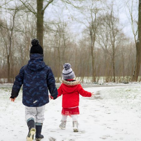 Buty z odblaskami i kalosze dla dzieci – bezpieczne obuwie na każdą pogodę