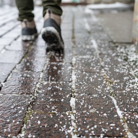 Lód na drogach i chodnikach: zimowy survival
