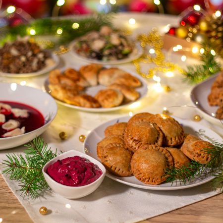 Co pomaga po przejedzeniu? Dwa skuteczne sposoby na uczucie ciężkości i zgagę