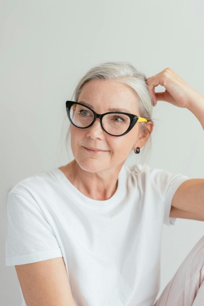 starsza kobieta - menopauza a zęby 