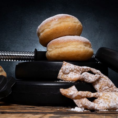 Pączki czy faworki? Co lepiej zjeść w Tłusty Czwartek?