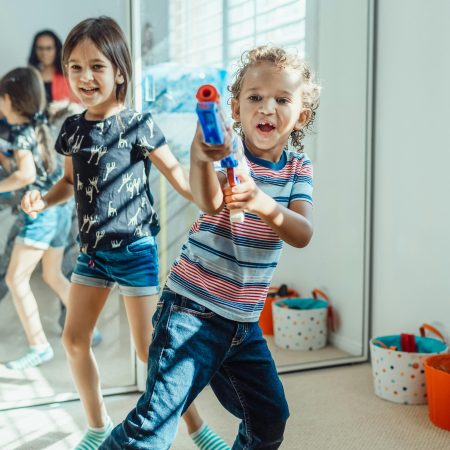 Pistolety piankowe – jak wybrać dynamiczną zabawkę?