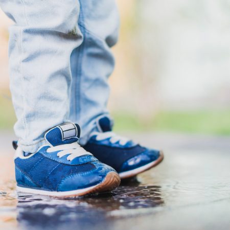Jak wybrać wygodne i bezpieczne obuwie dla dziecka na cieplejsze dni?