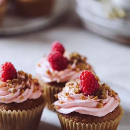 Puszyste muffinki z pełnoziarnistym musli i kremem malinowym