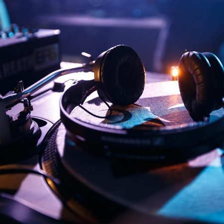 Muzyczne inspiracje prezentowe – jak wybrać upominek, który wzrusza?