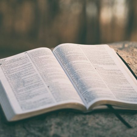 Jak wybrać Biblię Tysiąclecia dopasowaną do sposobu lektury i ważnej okazji?
