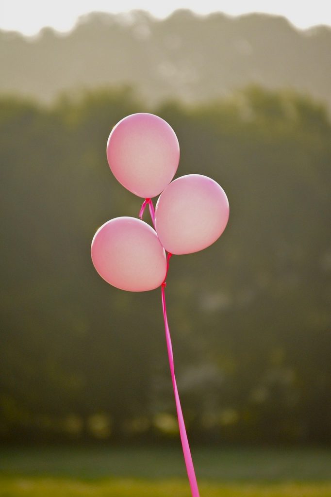 balony różowe - symbol na światowy dzień onkologii
